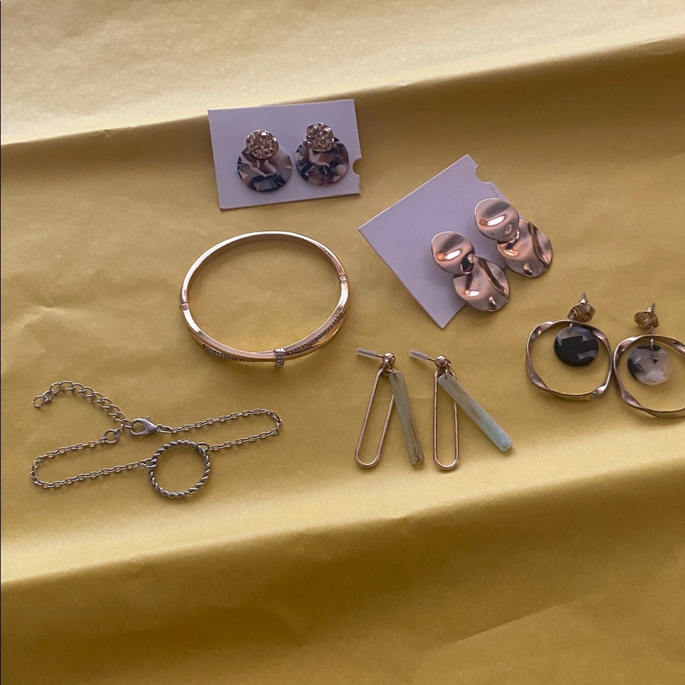 6 Jewelry Pieces Bundle from H&M Gold Classic - Picture 7 of 10